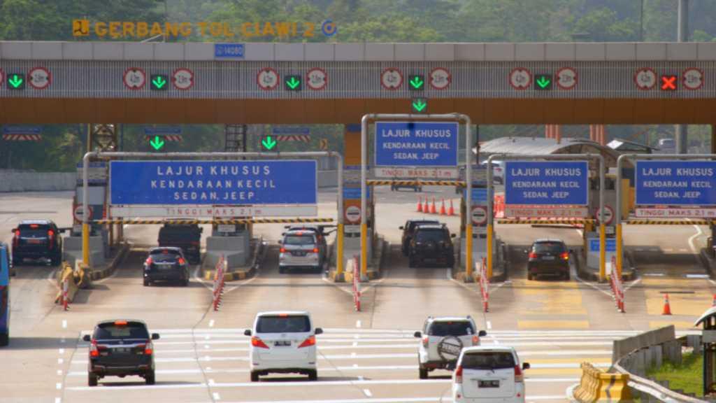 Terjadi Kecelakaan Tunggal Truk Buah Akibat Ban Pecah di Km 25 Tol Jagorawi