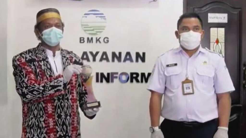 Keren! Pak Dewa Ini Selamatkan Warga Satu Desa di Kupang dari Bencana Badai Seroja