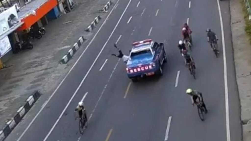Viral Detik-detik Pesepeda Ditabrak Mobil 'Rescue' Kemensos di Makassar, Pelaku Langsung Kabur