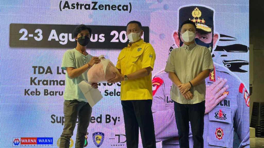 Tinjau Sentra Vaksinasi Merdeka Sambil Bagi Sembako, Bamsoet Ajak Masyarakat Sukseskan Vaksinasi Covid-19