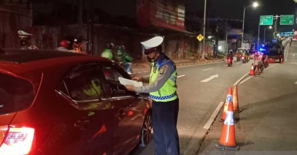 Polri Lakukan Penyekatan Lalu Lintas di Jakarta dalam Pelaksanaan PPKM