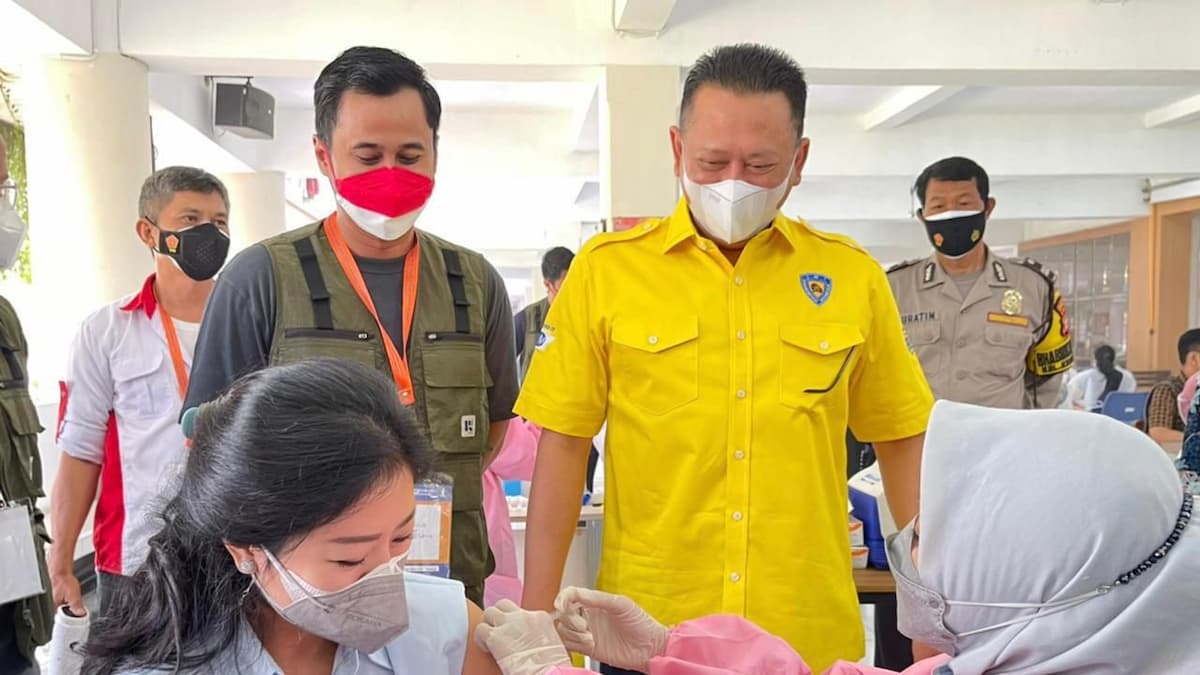 Tinjau Sentra Vaksinasi HIPMI, Bamsoet Ajak Pengusaha Bantu Percepatan Vaksinasi Covid-19