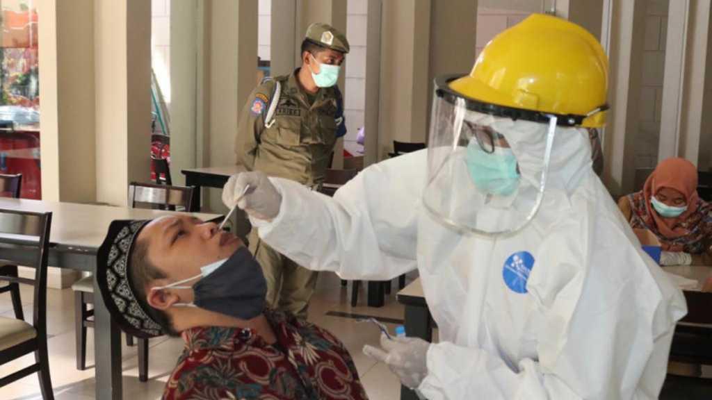 Nekat Layani Makan di Tempat! Restoran di Medan Ini Kena Sanksi Satpol PP Berupa Swab Massal, Hasilnya...
