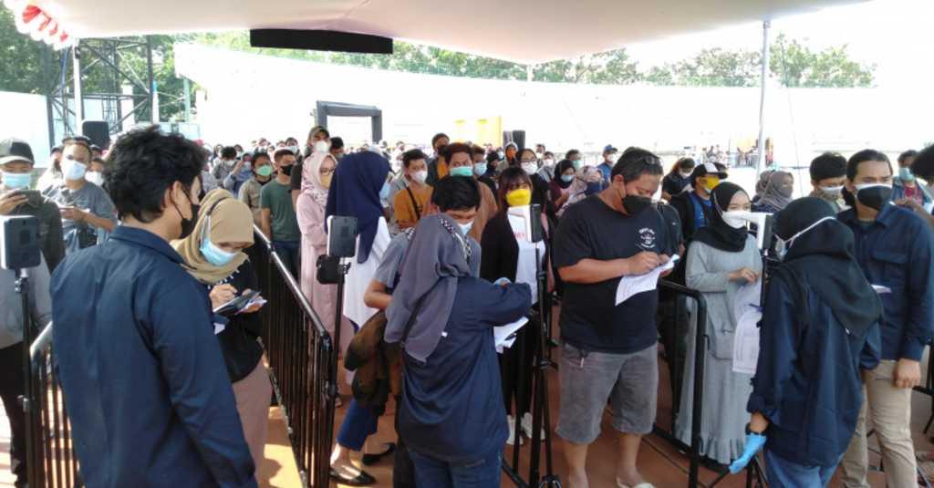 Panitia Vaksinasi Jawa Barat Benarkan Telah Terjadi Kerumunan Saat Kegiatan Vaksinasi di Karawang