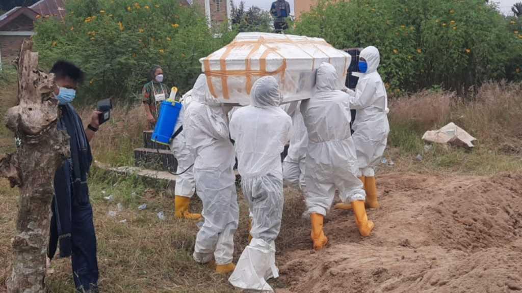 Polisi Sampai Amankan Pemakaman Warga Terinfeksi COVID-19 di Toba, Ada Apa?