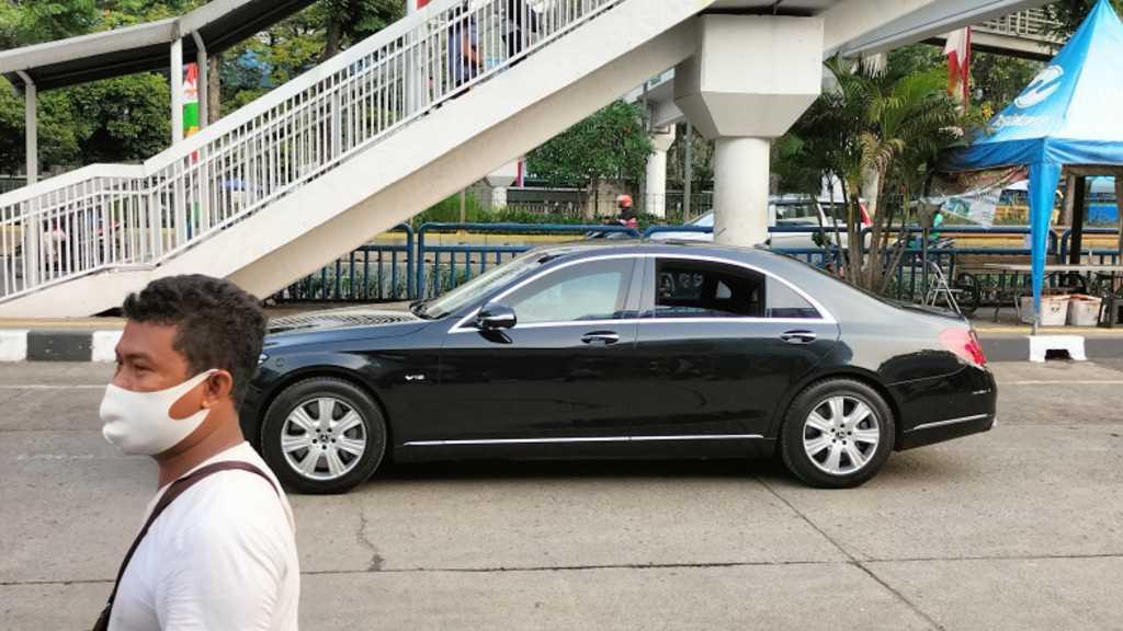 Tanpa Turun dari Mobil, Jokowi Pantau Pembagian Sembako Warga di Terminal Grogol