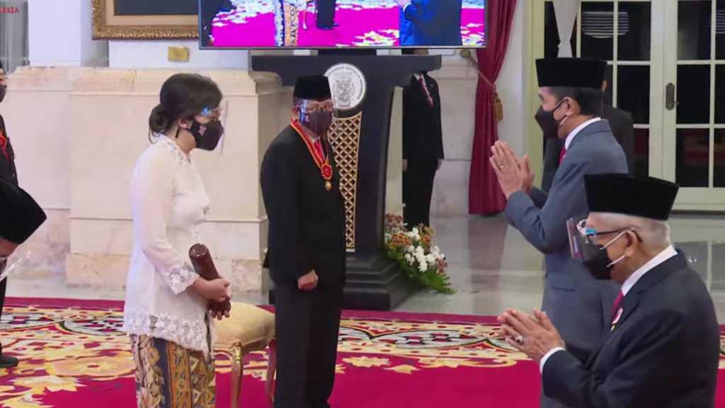 Jokowi Beri Bintang Mahaputra Adipradana untuk Artidjo Alkostar