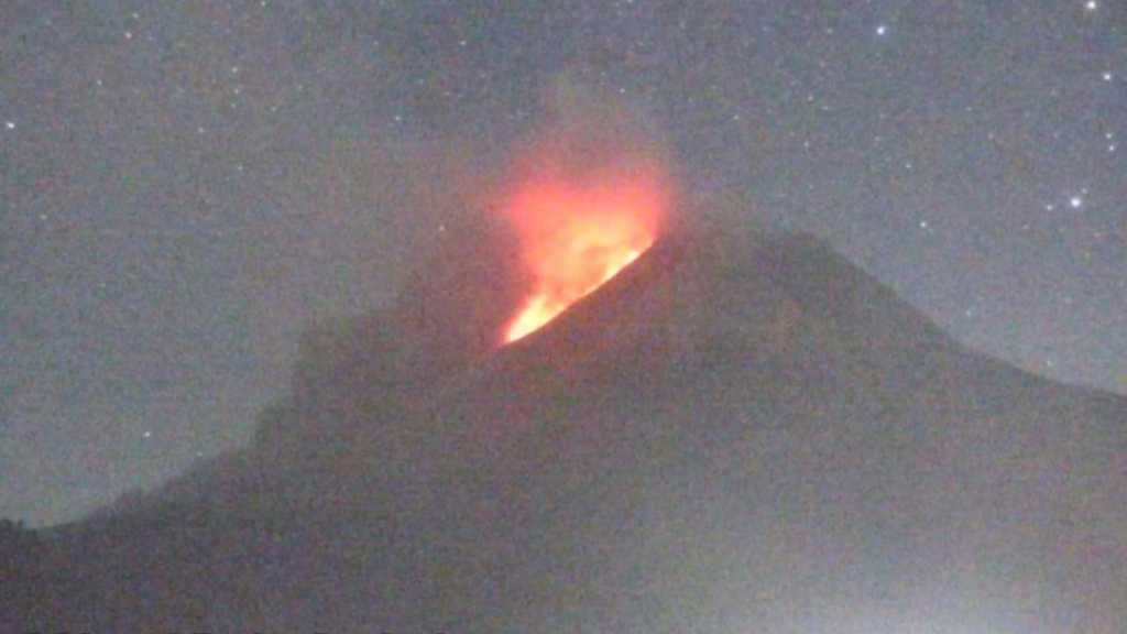 Gunung Merapi Erupsi 4 Kali Sejak Dini Hari, Sejumlah Wilayah di Magelang Diguyur Hujan Abu