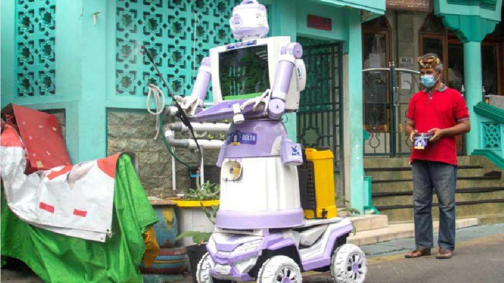 Keren! Warga Tembok Gede di Surabaya 'Sulap' Barang Bekas Jadi Robot Penolong Pasien COVID-19