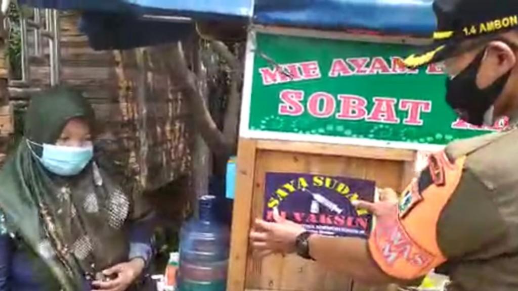 Nah Lho! Pedagang di Jakarta yang Sudah Vaksinasi Ditempelkan Stiker oleh Satpol PP