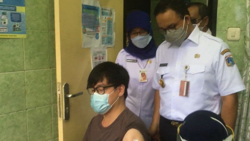 Sungguh Cerdas, Anies Baswedan Ibaratkan Vaksin dengan Helm Pengendara Motor