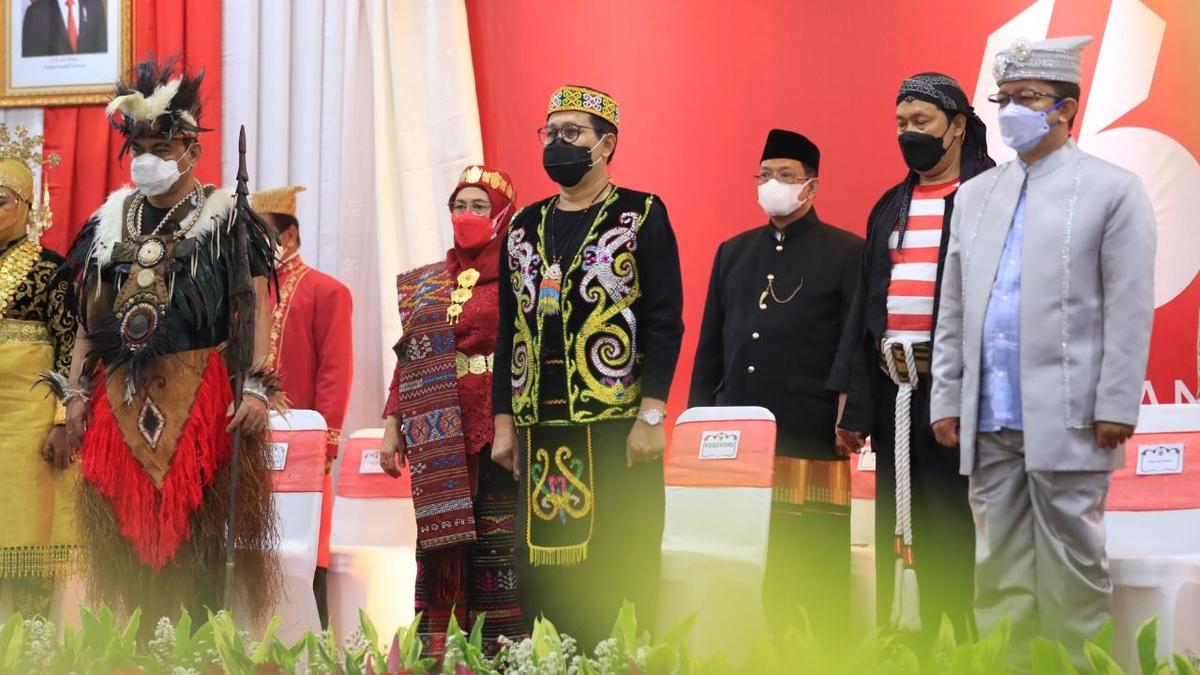 Berpakaian Adat Dayak, Menteri Halim Iskandar Hadiri Upacara HUT Kemerdekaan Secara Virtual