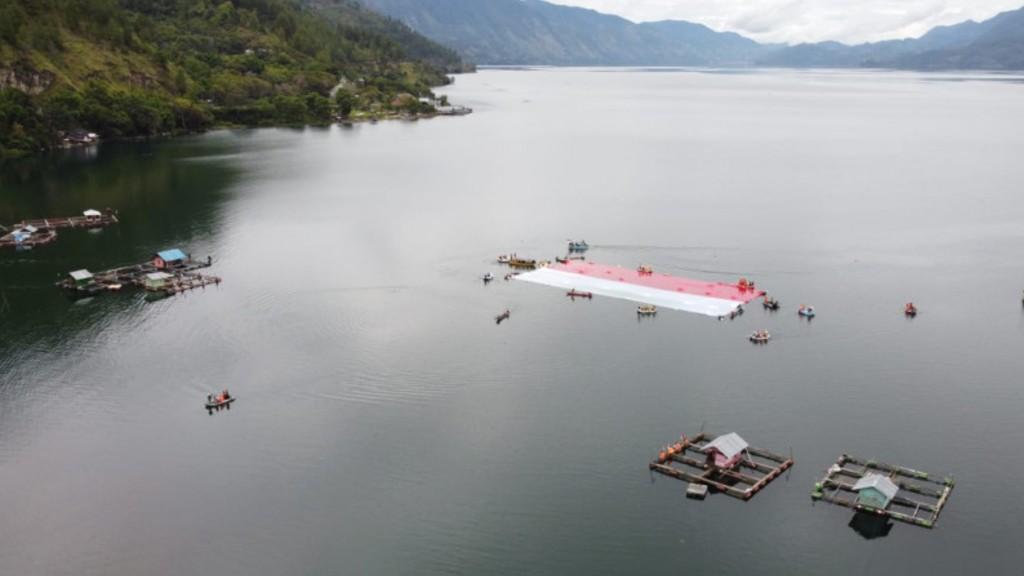 Mantap! Bendera Merah Putih Raksasa Berkibar di Danau Laut Tawar Aceh