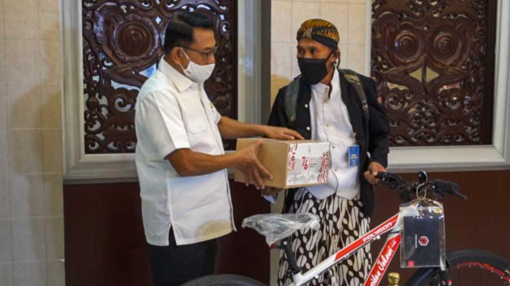 Jalan Kaki 470 Km ke Istana Merdeka untuk Sambut HUT RI, Pak Mahmudin Dapat Hadiah dari Jokowi