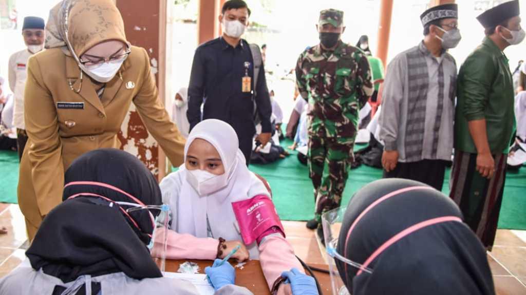 Vaksinasi COVID-19, Pemkab Purwakarta Sasar Ribuan Santri