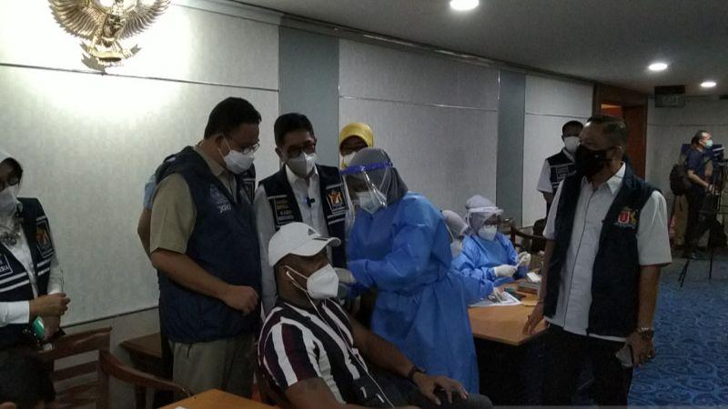 300 Warga Asing Divaksin di Balai Kota DKI Jakarta, Anies Bilang Begini