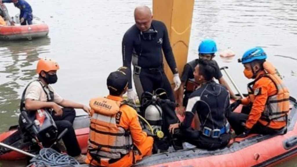 Tim SAR Cari Solihin yang Tenggelam di Kali Banjir Kanal Barat, Diduga Tercebur saat Panik Ada Tawuran