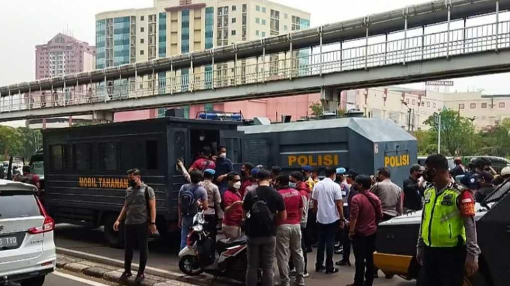 Ricuh! Bentrok Massa Simpatisan HRS dan Polisi di Cempaka Putih, 20 Orang Diamankan