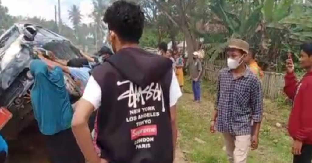 Jalan Tak Kunjung Diaspal, Ibu-ibu Ngamuk Nyaris Gulingkan Kendaraan Dinas