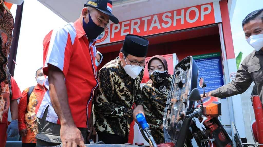 Mendes PDTT Halim Iskandar Tinjau Pertashop di Sidoarjo