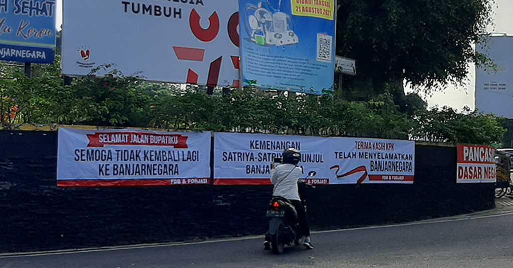 Spanduk Ucapan Terima Kasih KPK Terpasang di Sejumlah Wilayah Banjarnegara Usai Bupati Budhi Sarwono Ditetapkan Sebagai Tersangka