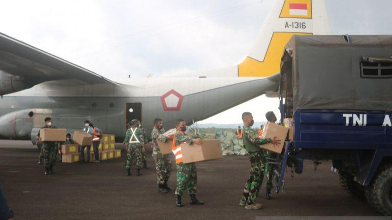 Panglima TNI Salurkan Bantuan 4.000 Paket Obat COVID- 19 di Belitung