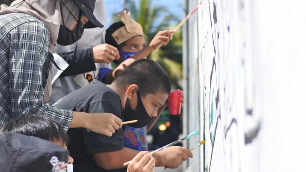 Ramai-ramai Anak Muda Bikin Mural di Tembok Gang Tiongkandang 2, Walkot Pontianak Beri Dukungan