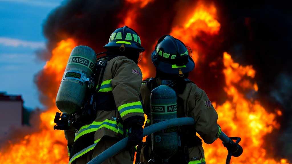 Aksi Pembakaran Pabrik Konveksi di Kebon Jeruk Jakbar Terekam CCTV