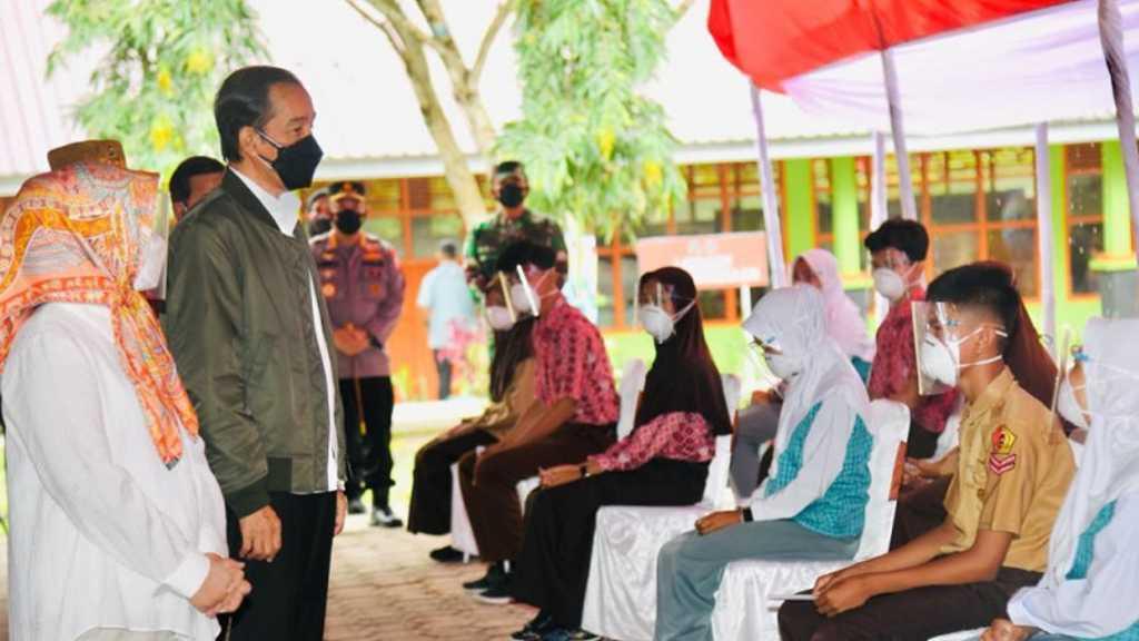 Presiden Bersama Ibu Negara Tinjau Vaksinasi Pelajar di Wajo Sulawesi Selatan