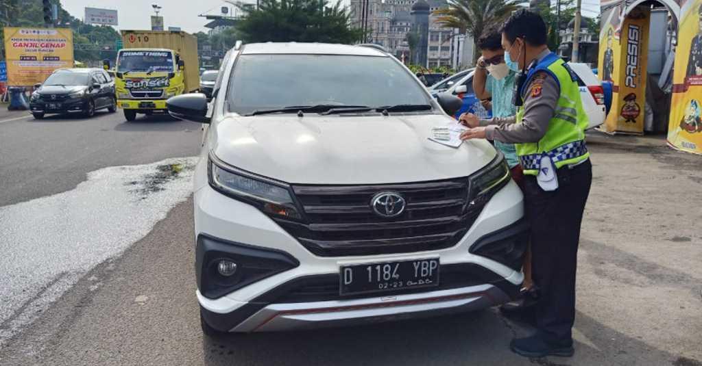 Polisi Temukan 10 Kendaraan dengan Plat Nomor Palsu yang Nekat Berangkat ke Puncak