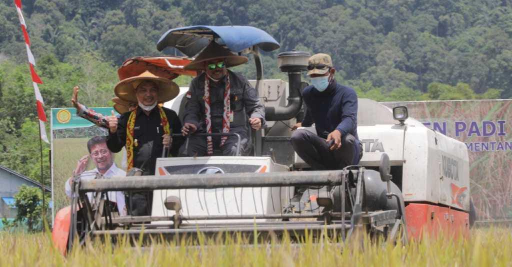 Dengan Menggunakan Teknologi dan Mekanisasi, Mentan Syahrul Menyaksikan Proses Panen Padi Varietas Unggul di Kalbar