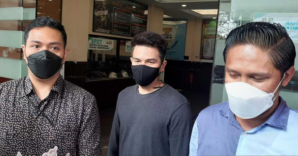 Datangi Polda Metro Jaya, Jonathan Frizzy Bantah Lakukan KDRT