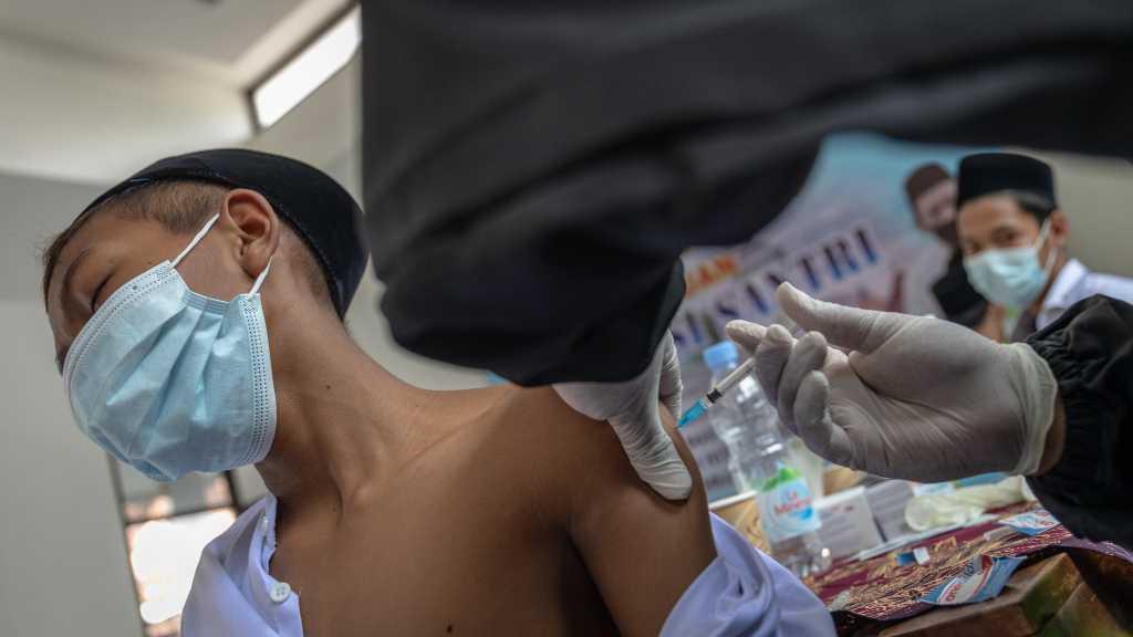 Jokowi Sebut Vaksinasi di Pondok Pesantren Bagian dari Melindungi Santri