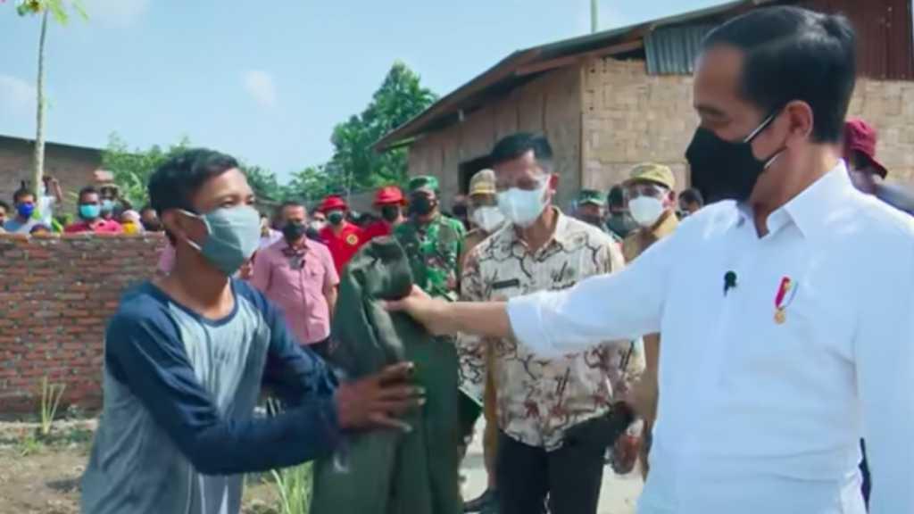 Kala Jokowi Beri Sebuah Jaket ke Sigit Warga Deli Serdang: Tiba-tiba Dipanggil, Saya Langsung Lari