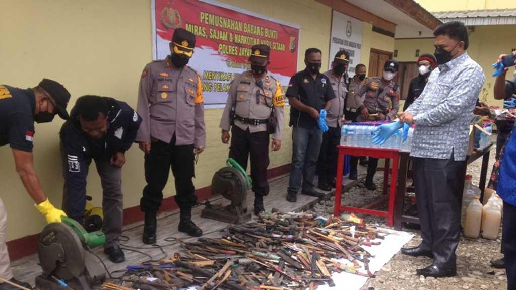 Polisi Bersama Tokoh Papua Musnahkan 849 Senjata Tajam Sitaan hingga Miras Oplosan