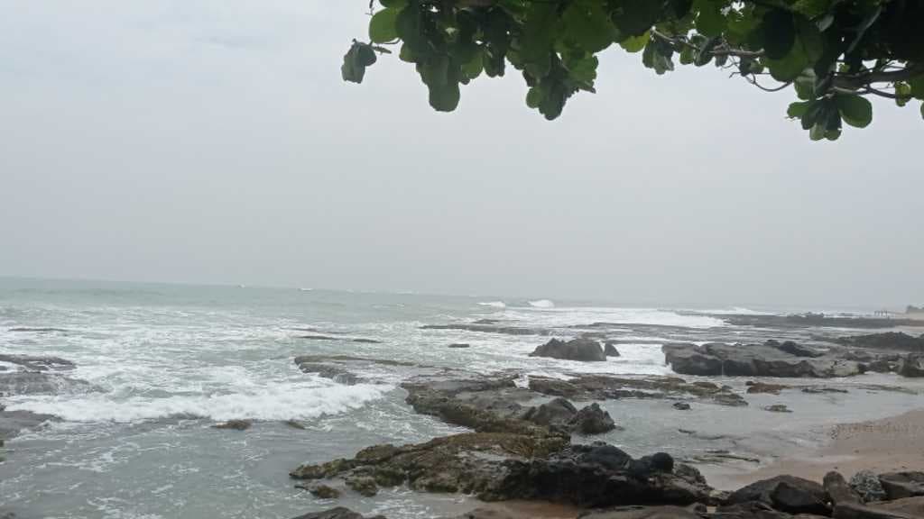 BPBD Banten Peringatkan Wisatawan Waspadai Gelombang Tinggi di Pantai Selatan