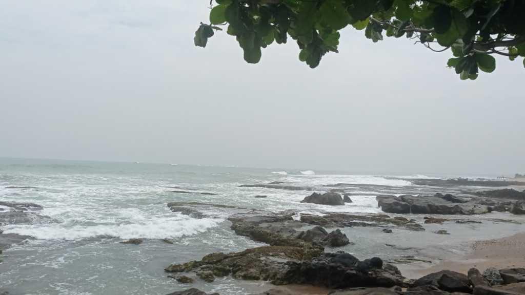 BPBD Banten Peringatkan Wisatawan Waspadai Gelombang Tinggi di Pantai Selatan