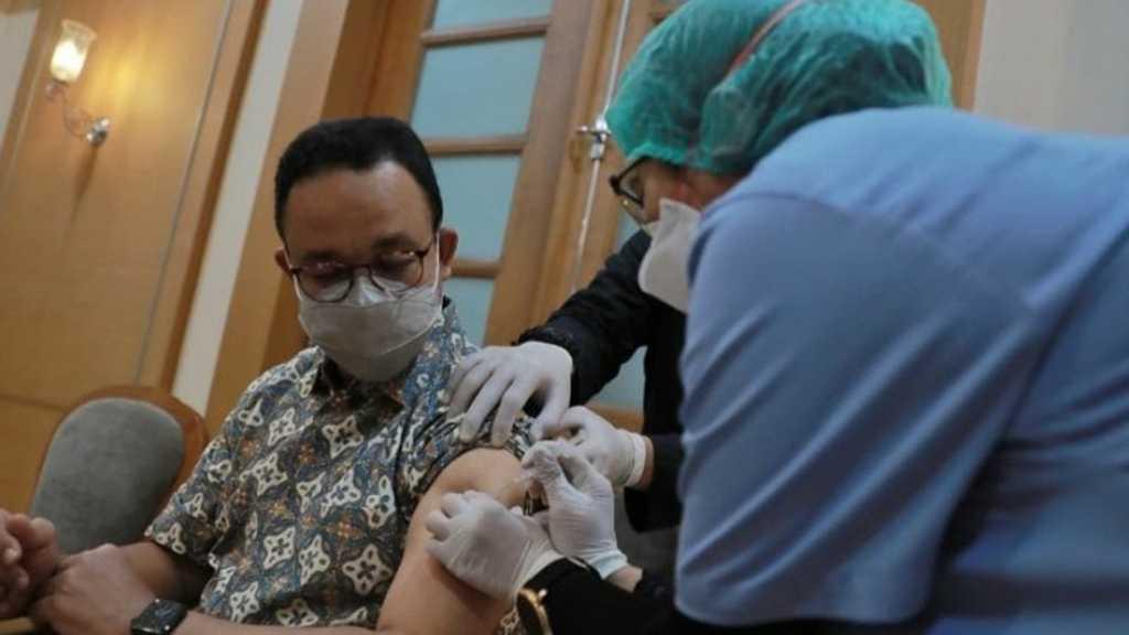 Lengkap! Anies Tuntaskan Vaksinasi Dosis Kedua dengan AstraZeneca
