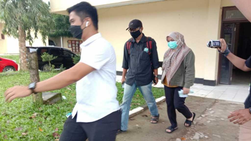 Begini Penampilan Bupati Kolaka Timur Usai Selesai Diperiksa KPK di Polda Sultra