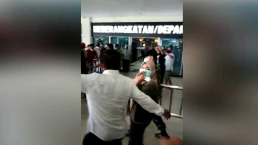 Bupati Kolaka Timur Dibawa ke Jakarta Usai OTT KPK, Simpatisan Teriakan Kata Ini