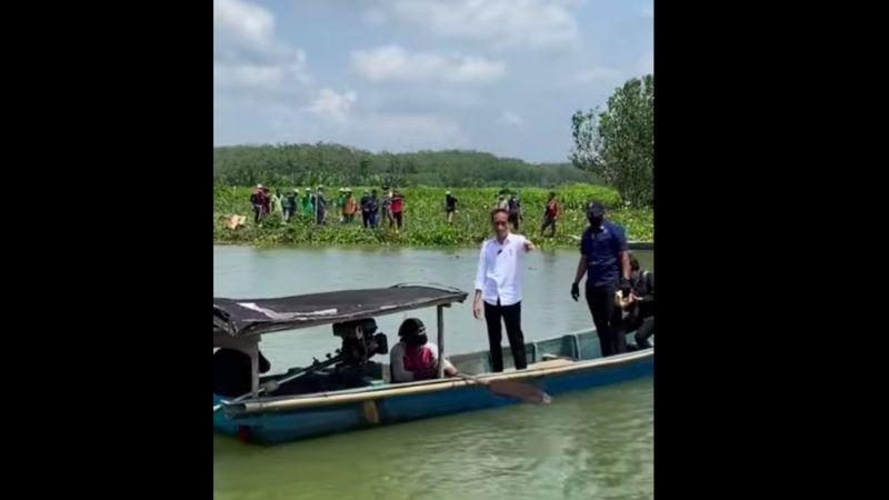 Di Luar Agenda, Presiden Jokowi Tiba-tiba Naik Perahu di Cilacap
