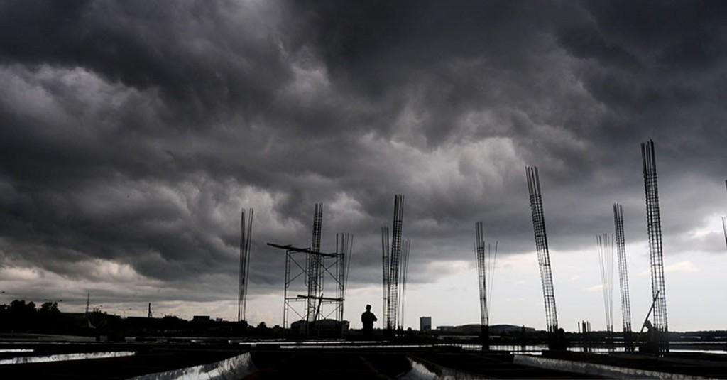 Masuk Pancaroba, Warga Diminta Waspadai Cuaca Ekstrem yang Berujung Hujan Es hingga Puting Beliung