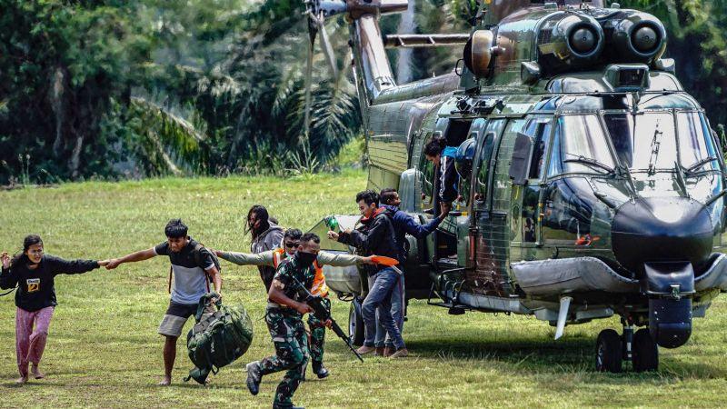 Detik-detik Menegangkan saat 11 Warga Dievakuasi dari Kiwirok, 3 di Antaranya Anak Kecil