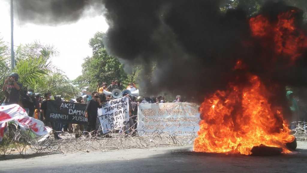 Aksi Peringatan 2 Tahun Kematian Mahasiswa Randi-Yusuf Memanas, Polisi Tembakan Gas Air Mata