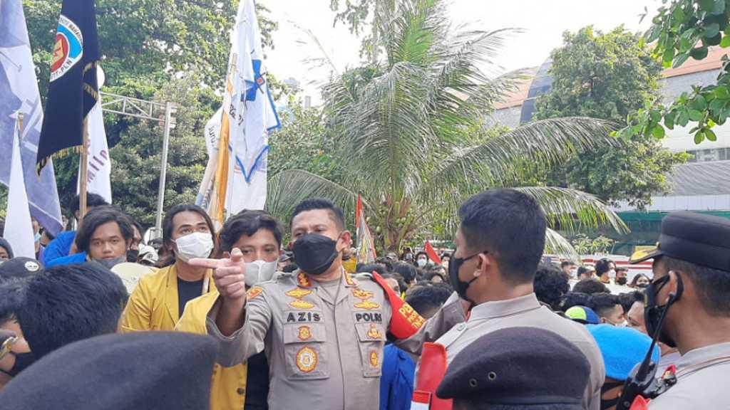 Memanas! Demo BEM SI Diwarnai Aksi Saling Dorong dengan Polisi, Sejumlah Massa Ditahan