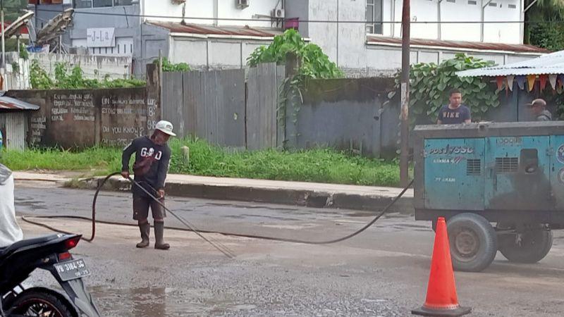 Abrakadabra! Jalan Ini Rusak 2 Tahun, tapi Langsung Diaspal karena Presiden Jokowi Mau Lewat