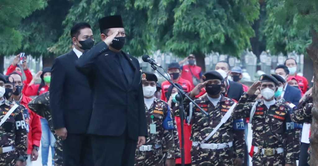 Bamsoet Pimpin Upacara Pemakaman Sabam Sirait