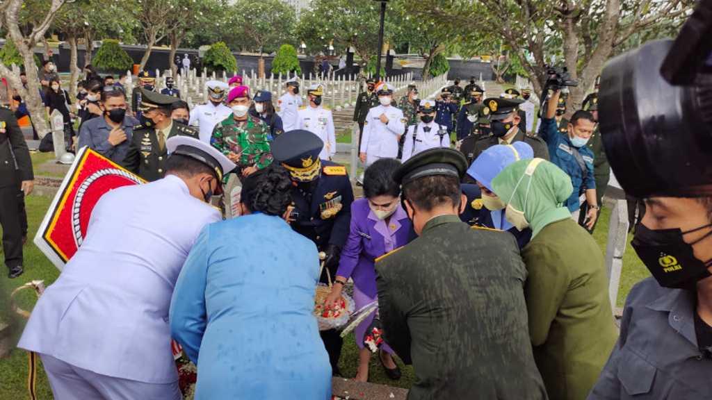 Ketika Panglima TNI Tabur Bunga di Tengah Guyuran Hujan di TMP Kalibata