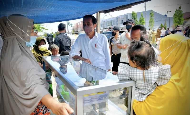 Jokowi Hampiri PKL di Sorong, Sempat Bentangkan Spanduk Bertuliskan Ini