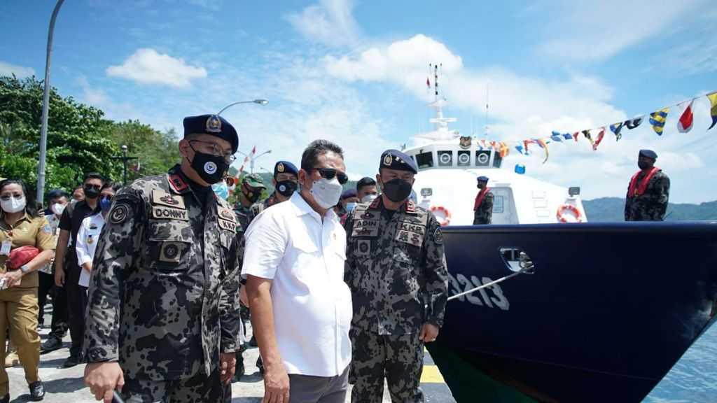 Serahkan Kapal Tuna Handline, Trenggono Tegaskan Peran Pengawasan untuk Kesejahteraan Nelayan